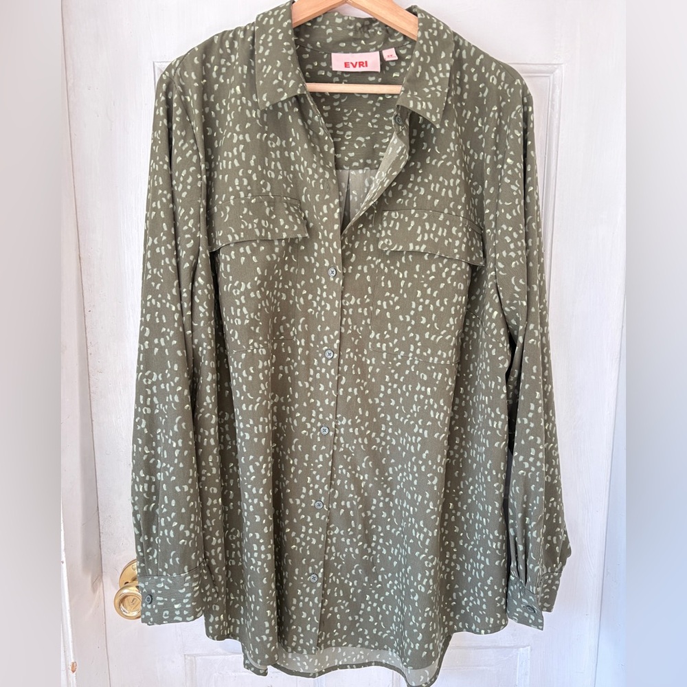 EVRI plus size blouse. Flap pockets. Button down. 2X